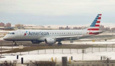 Adam Moreira (AEMoreira042281) [CC BY-SA 4.0 (https-::creativecommons.org:licenses:by-sa:4.0)] American_Airlines_Embraer_ERJ-190-100_IGW_N946UW