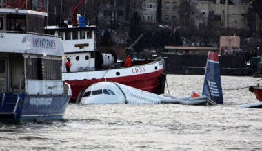 US Airways Passenger Jet Crashes Into Hudson River By NYC