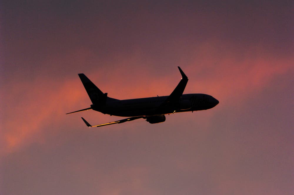 an Alaska Airlines Boeing 737-800 flying enroute